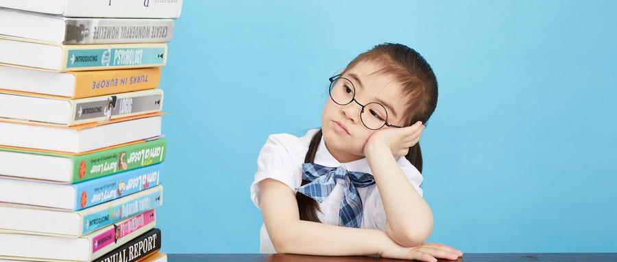 斜視會(huì)并發(fā)哪些容易混淆的疾?。?></div>
			<div   id="ksgqkpacxy"   class="me_info">
				<div   id="ksgqkpacxy"   class="info_des">可發(fā)生以下并發(fā)癥： 大部分斜視患者都同時(shí)患有弱視。由于斜視患者長(zhǎng)期一只眼注視，另一只眼將造成廢用性視力下降或停止發(fā)育，日后即便戴合適的眼鏡，視力也不能達(dá)到正常。 在...</div>
				<div   id="ksgqkpacxy"   class="info_more"><li ><a href=